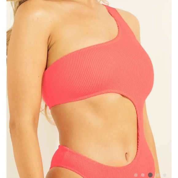 New GUESS Cutout One-Piece Swimsuit XS/S - Picture 8 of 8
